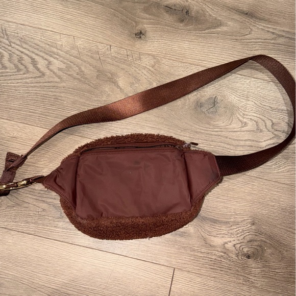 Lululemon Everywhere Fleece Belt Bag - Picture 4 of 4